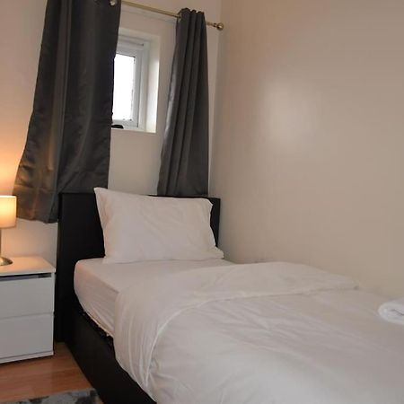 London 4 Bedroom House Exterior foto