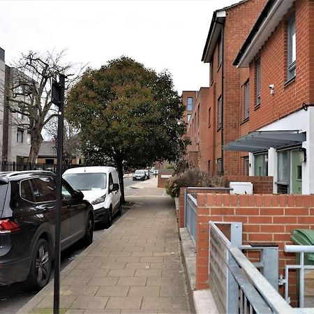 London 4 Bedroom House Exterior foto