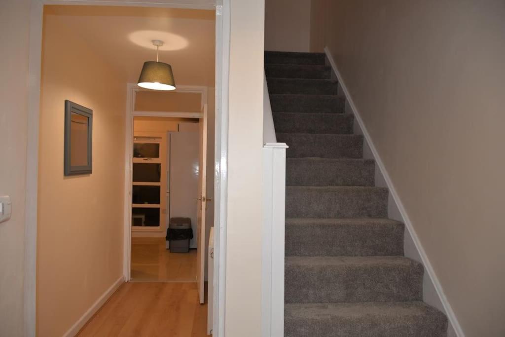 London 4 Bedroom House Exterior foto