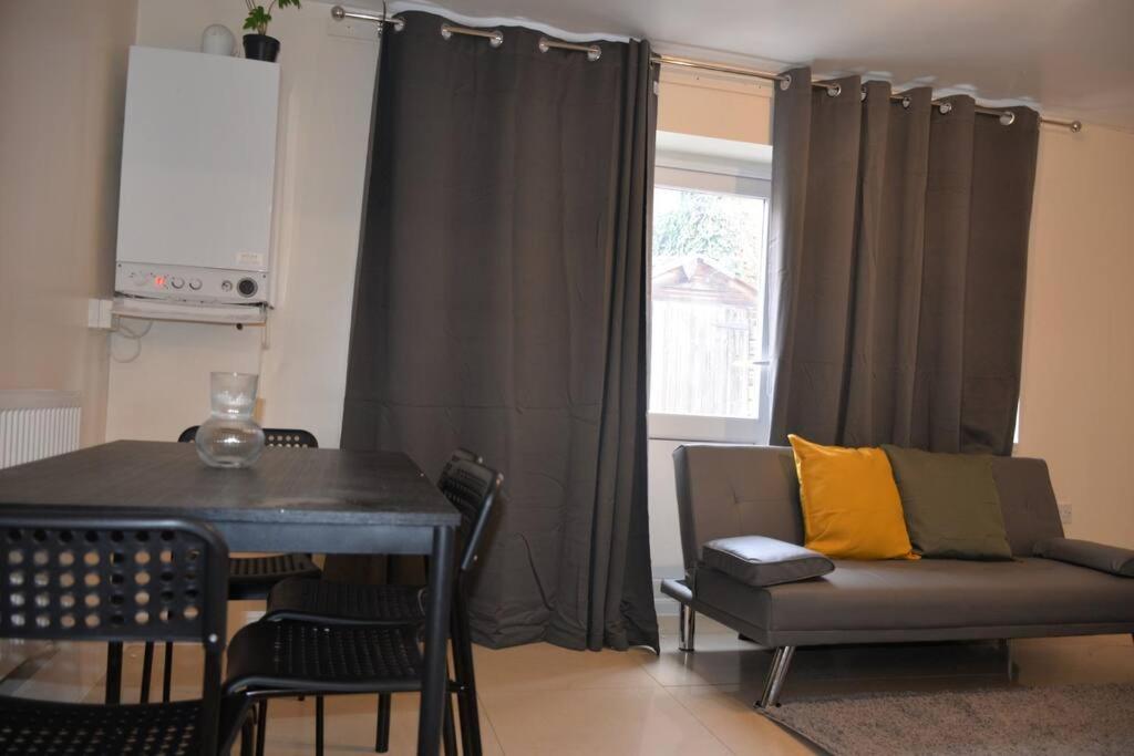 London 4 Bedroom House Exterior foto