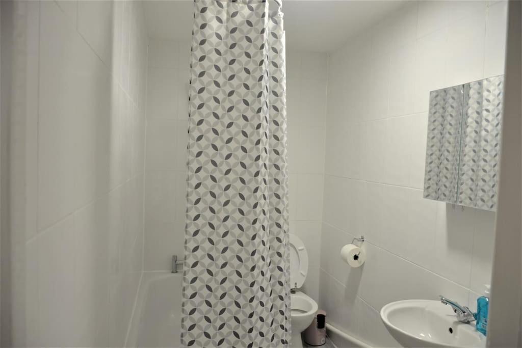 London 4 Bedroom House Exterior foto