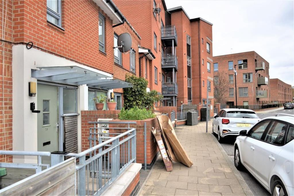 London 4 Bedroom House Exterior foto