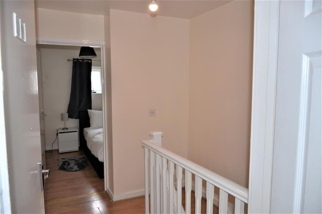 London 4 Bedroom House Exterior foto