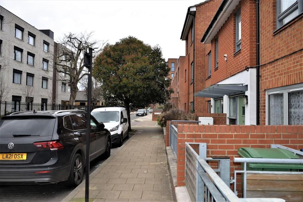 London 4 Bedroom House Exterior foto