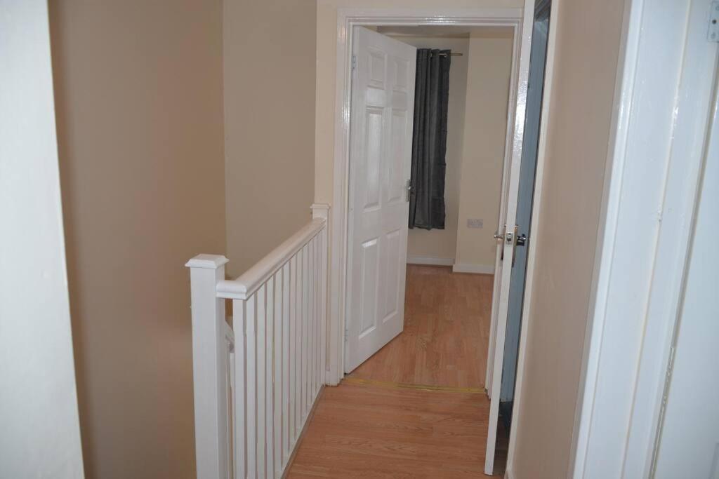 London 4 Bedroom House Exterior foto
