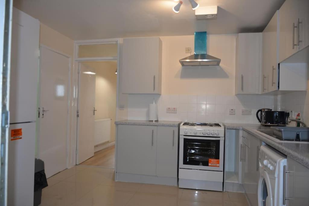 London 4 Bedroom House Exterior foto