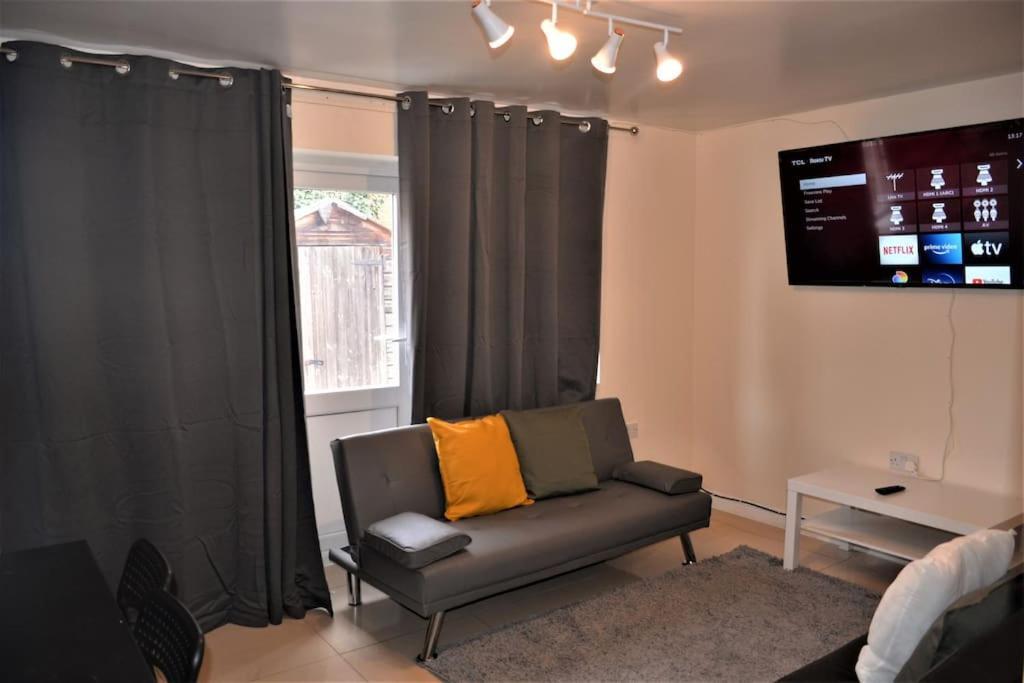 London 4 Bedroom House Exterior foto