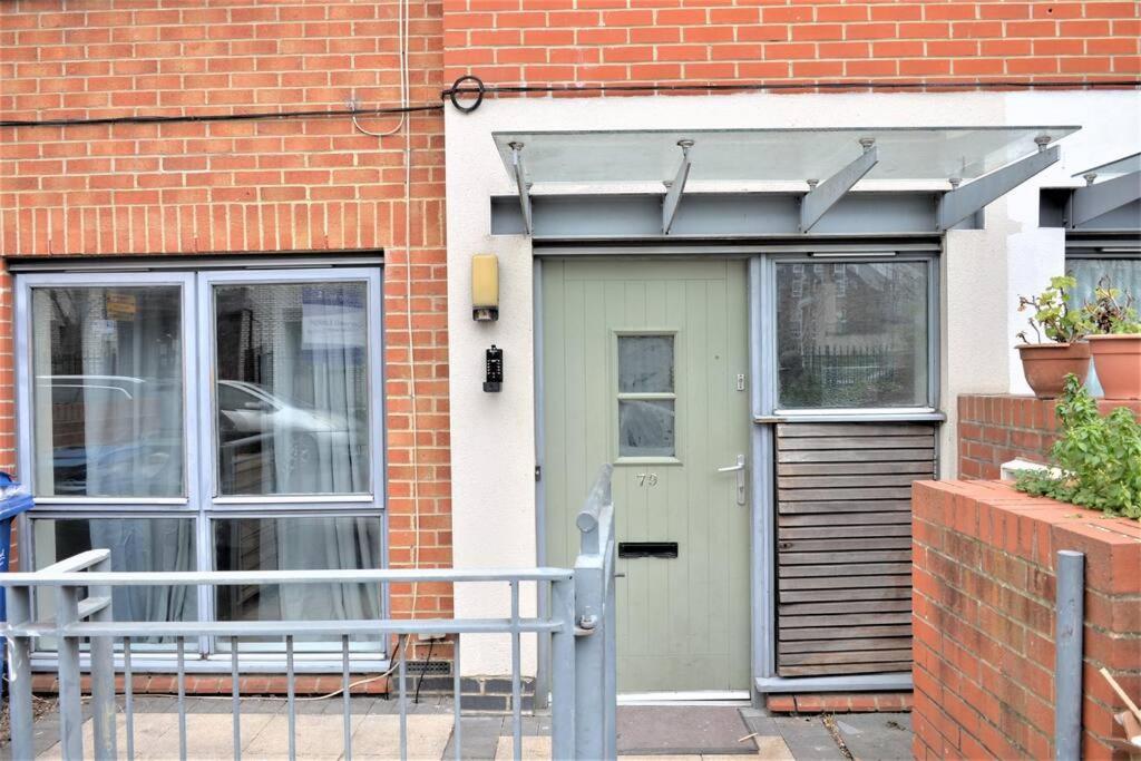 London 4 Bedroom House Exterior foto